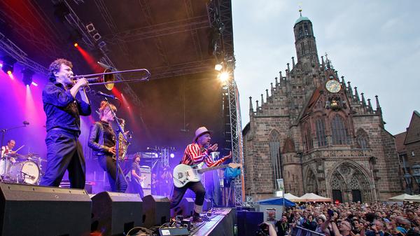 2019 lassen DJ Shantel und das Bucovina Club Orkestar den Hauptmarkt erbeben. Hätten die Besucher gewusst, was die kommenden beiden folgt - nämlich nichts - sie hätten wohl noch ekstatischer gefeiert.