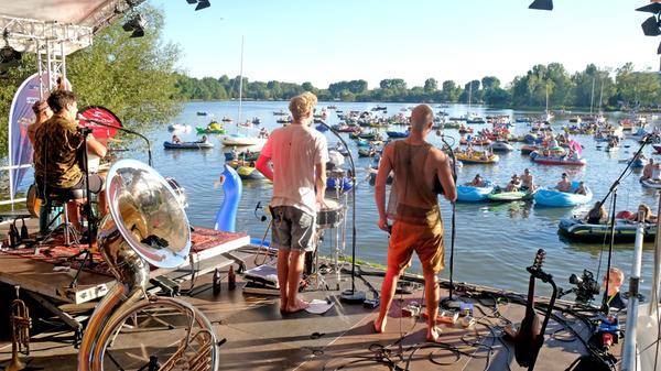 Zum Trost und als Alternative organisiert die Stadt Nürnberg 2020 und 2021 die Seebühne am Dutzendteich. Reichlich Abstand sorgt für virusfreien Musikgenuss. Unser Bild zeigt die Band Bukahara.