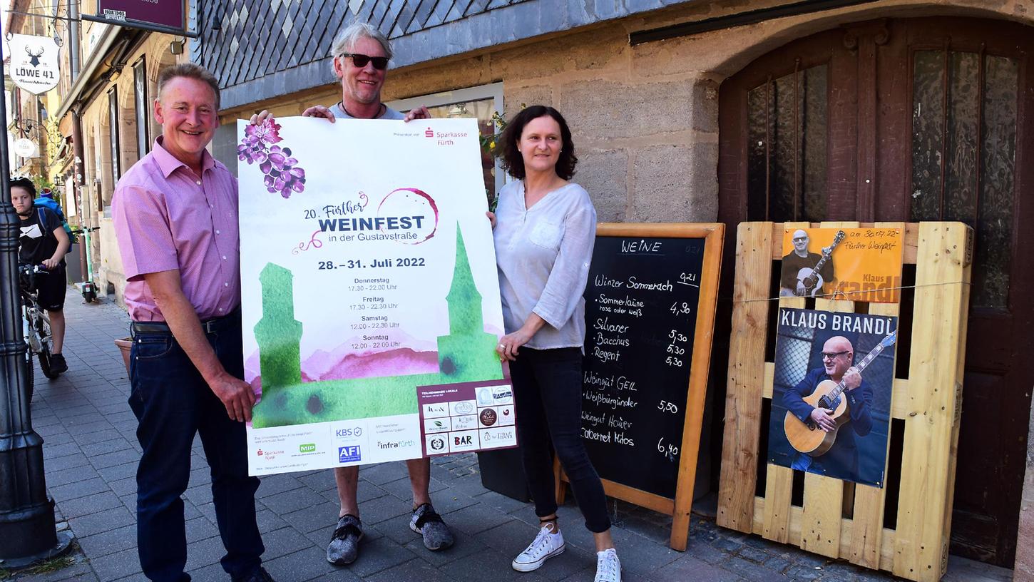 Oberbürgermeister Thomas Jung (links) und Nadja Tieking vom gleichnamigen Weingeschäft stellten am Dienstag die Pläne fürs Weinfest vor. Bar-Wirt Bernd Hauser (Mitte) freut sich auch auf die Rückkehr des Fests.