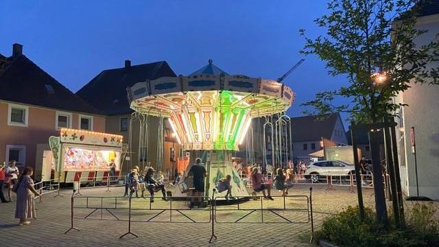 Ein Foto aus dem Archiv: Bald dreht sich das Karusell für die Kinder in Ornbau wieder.