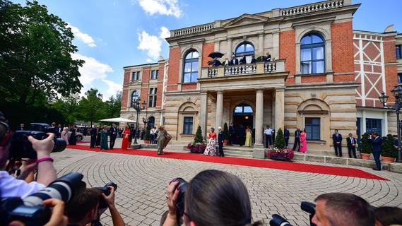 Corona, Sexismusvorwürfe, Dirigentenwechsel und Hitze: die Bayreuther Festspiele im Stresstest