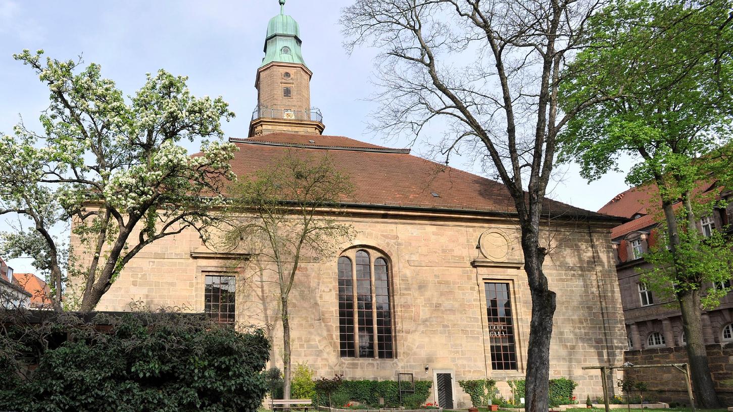 In Nürnberg sind seit 19. Juli 2022 einige Wahrzeichen der Stadt dunkel, darunter auch Kirchen. Ein Kirchenvorstand fordert das aus Energiespargründen auch für Erlanger Kirchen, etwa für die Hugenottenkirche. 
