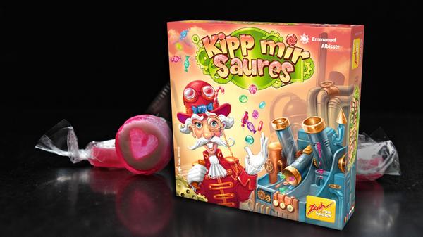"Kipp mir Saures" ist ein echter Hingucker. Denn: Die Spieler füllen Würfel in drei bewegliche Produktionsröhren – und diese kippen, wenn sich der Schwerpunkt verlagert. Die kullernden Würfel landen in einem Purzelfach, aus dem sich die Spieler reihum bedienen. Je nach Röhre gilt es, entweder Zutaten abzugreifen, Süßigkeiten in Form zu bringen oder zu verpacken. Abhängig von der Zahl der Würfel und Mitspieler, kann man beim Würfel-Abgreifen Glück oder Pech haben. Insofern lohnt es sich, seine von Farbe und Gewicht her unterschiedlichen Würfel gezielt und gut überlegt in den Röhren zu platzieren. Wer schafft die meisten Punkte? Kipp mir Saures von Emmanuel Albisser, erschienen bei Zoch, bis 4 Spieler, ab 8 Jahren, ca. 30 Euro.