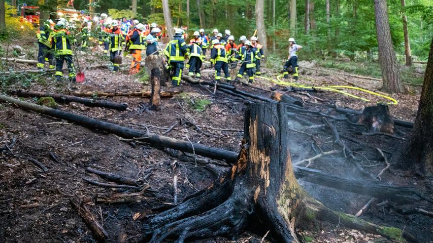 Im Landkreis Aschaffenburg hat es binnen weniger Stunden drei Wald- und Wiesenbrände gegeben. Insgesamt brannte es am Dienstagnachmittag und -abend auf einer Fläche von rund 750 Quadratmetern, wie die Feuerwehr mitteilte.