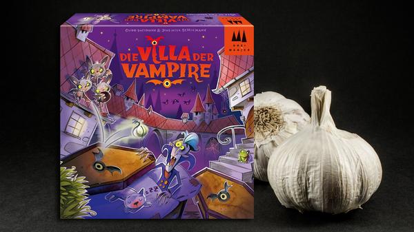 "Auf geht's zum munteren Knollen-Rollen" steht da gleich auf der ersten Seite der Anleitung. Und tatsächlich: "Die Villa der Vampire" ist ein Spiel, bei dem Knoblauch durch ein dreidimensionales Herrenhaus gerollt werden soll. Den jeweiligen Zielpunkt gibt ein Würfel vor, und erfolgreiche "Roller" dürfen Plättchen mit Vampirpunkten abgreifen. Knifflig ist, dass auf dem Dach des Gebäudes Fledermäuse sitzen und dazu dienen, den Knoblauch in verschiedene Ecken zu lenken. Die Schwänze der Tiere kommen nämlich wie eine Art Golfschläger zum Einsatz. Fazit: Für Geschickte und Schnelle, denn das Knollen-Rollen geht auf Zeit. "Die Villa der Vampire", erschienen bei Drei Magier Spiele, ab 5 Jahren, ca. 43 Euro.