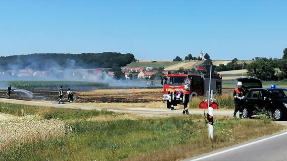 Acker bei Windsfeld fängt Feuer: Jeder Funke ist brandgefährlich