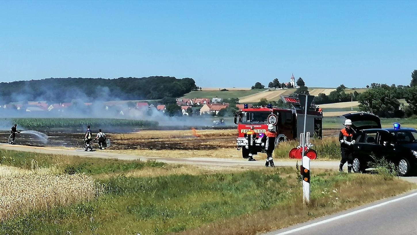 Schnell unter Kontrolle hatten die Feuerwehren aus der Umgebung den Brand auf einem Acker bei Windsfeld Schnell unter Kontrolle hatten die Feuerwehren aus der Umgebung den Brand auf einem Acker bei Windsfeld