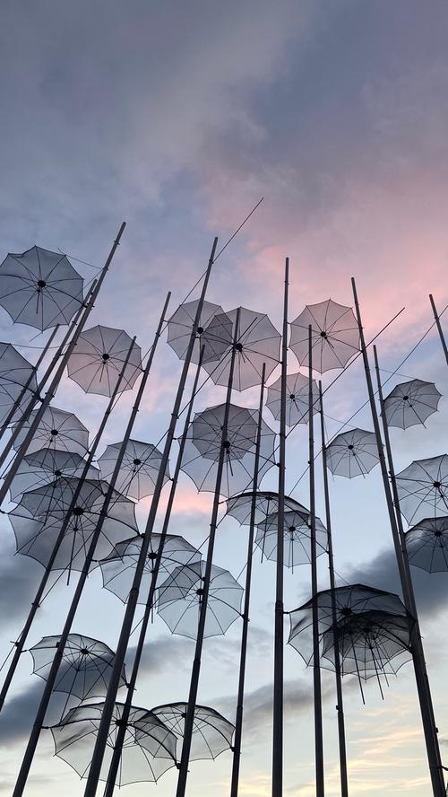 Das beeindruckendes Kunstwerk des griechischen Künstlers Giorgos Zoggolopoulos ist der Foto-Hotspot schlechthin. Die bis zu 13 Meter hohen Schirme sind für Touristen wie Einheimische ein beliebtes Fotomotiv, da sie den Eindruck vermitteln, in den Himmel zu fliegen.