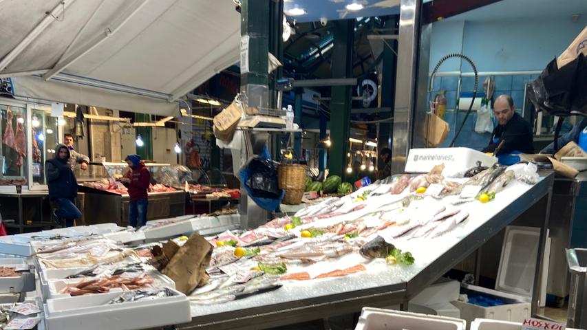 In Thessaloniki finden sich zahlreiche kleine Märkte, wie der Bezesteni, Kapani und Modiano-Markt. Von frischem Fisch, Fleisch, Gemüse, Obst bis hin zu Oliven und Tees und Souvenirs findet man dort alles. Der Vorteil: Man kann sich an fast jedem Stand durchprobieren - sollte am Ende aber natürlich auch etwas kaufen. Den Text zu dieser Bildergalerie finden Sie unter www.nn.de/leben/reisen