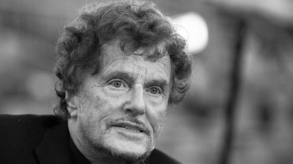 Der erfolgreiche deutsche Filmemachern Dieter Wedel ist am 13. Juli verstorben, teilt das Landgericht München mit. In den 1990er Jahren startete Wedel mit seinen Filmen "Der große Bellheim" (1993) und "Der Schattenmann" (1996) durch. Im Jahr 2018 wurden mehrere Vorwürfe im Rahmen der #MeToo-Debatte gegen ihn bekannt.