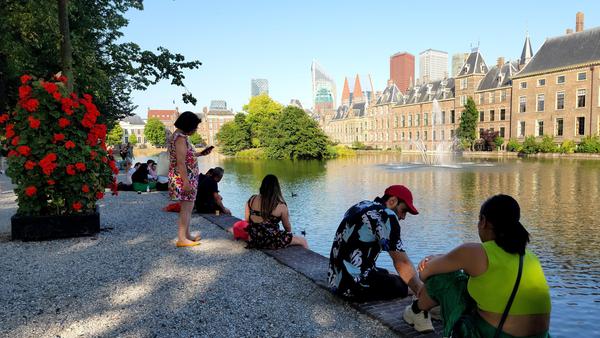 <p>Nicht nur südlich des Landes gibt es einiges per PKW zu entdecken. Auch der Norden hat seinen Charme. Die <strong>Küstenstadt Den Haag</strong> an der holländischen Nordsee überzeugt mit weiten Dünen, einer schönen Altstadt sowie vor allem dem berühmten Strand Scheveningen und ist die drittgrößte Stadt des Landes. Während Urlauber aus Berlin mit über sieben Stunden eine etwas längere Anfahrt haben, erreichen Bewohner des Ruhrgebiets die Küstenregion bereits in unter drei Stunden. So lohnt sich die Fahrt selbst für die Auszeit über ein verlängertes Wochenende.<br>
</p>