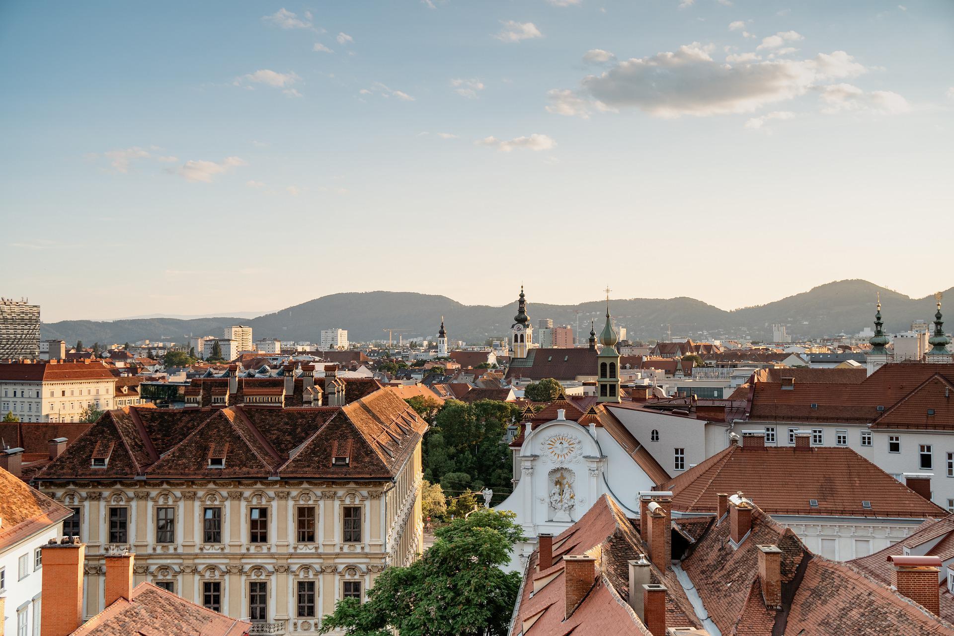 <p>Auch das deutsche Nachbarland Österreich ist seit jeher ein beliebtes Urlaubsziel für Reisende, die mit dem PKW verreisen. Während die Preise in der beliebten Ferienregion Tirol im Hochsommer gerne einmal in die Höhe schießen, finden Urlauber in der Steiermark rund um die <strong>Stadt Graz</strong> noch immer Schnäppchen. Vor allem Kulinarik wird hier großgeschrieben: Ausgewählte Weine und Spezialitäten wie steirisches Backhendl und Kürbiskernöl sorgen für einen rundum geschmackvollen Aufenthalt. Die Anfahrt von München beträgt nur rund vier Stunden.</p>
