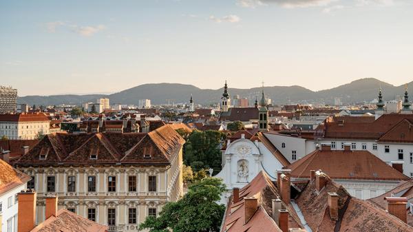 <p>Auch das deutsche Nachbarland Österreich ist seit jeher ein beliebtes Urlaubsziel für Reisende, die mit dem PKW verreisen. Während die Preise in der beliebten Ferienregion Tirol im Hochsommer gerne einmal in die Höhe schießen, finden Urlauber in der Steiermark rund um die <strong>Stadt Graz</strong> noch immer Schnäppchen. Vor allem Kulinarik wird hier großgeschrieben: Ausgewählte Weine und Spezialitäten wie steirisches Backhendl und Kürbiskernöl sorgen für einen rundum geschmackvollen Aufenthalt. Die Anfahrt von München beträgt nur rund vier Stunden.</p>