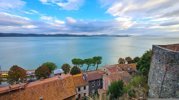 <p>Umbrien in der Mitte Italiens gilt als kleine Schwester der Toskana und ist die einzige Region des Landes, die nicht an das Meer oder an ein Nachbarland grenzt. Nicht umsonst wird sie auch als grünes Herz Italiens bezeichnet. Sanfte Hügelketten, begehrter Trüffel, jahrhundertealte Städte, aber auch Berglandschaften wie der Monti Sibillini Nationalpark prägen die Region. Besonders sehenswert ist die Umgebung rund um den <strong>Lago Trasimeno</strong> und die Hauptstadt Perugia. Von München sind Selbstfahrer in rund acht Stunden im grünen Umbrien.</p>