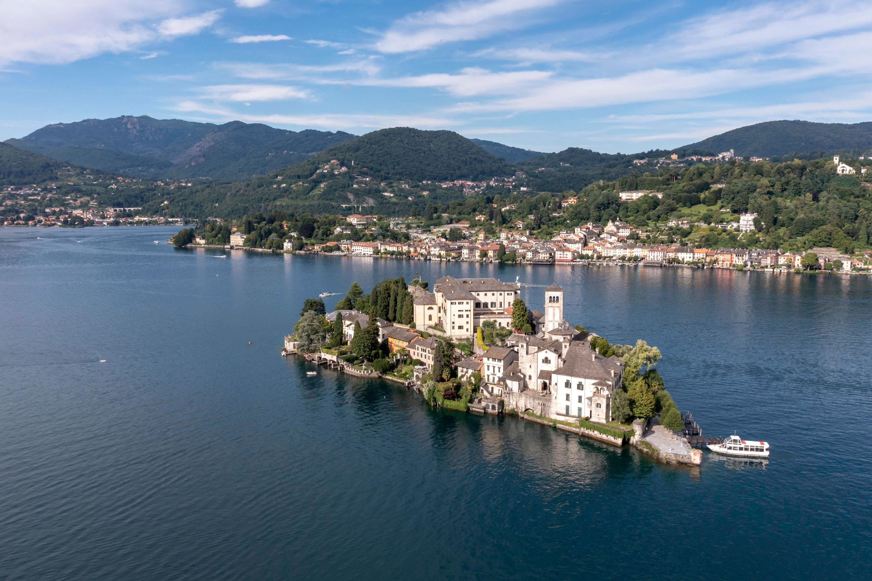 <p>Der wohl letzte Geheimtipp Italiens ist der <strong>Lago D'Orta</strong> unweit des bekannten Lago Maggiore. Etwas kleiner und authentischer als sein beliebter Nachbar präsentiert sich der See Urlauber, die mit dem PKW anreisen. Direkt am Ufer liegen kleine, friedliche Orte wie Orta San Giulio oder Omegna. Das Highlight des italienischen Feriendomizils ist die im See liegende Klosterinsel. Von Orta San Giulio im Osten des Sees legen regelmäßig kleine Fährboote in Richtung Insel ab. Die Fahrt kostet nur wenige Euro. Von München aus erreichen Autofahrer den Lago D'Orta in rund sechs Stunden, von Frankfurt am Main aus in rund 8 Stunden.</p>
