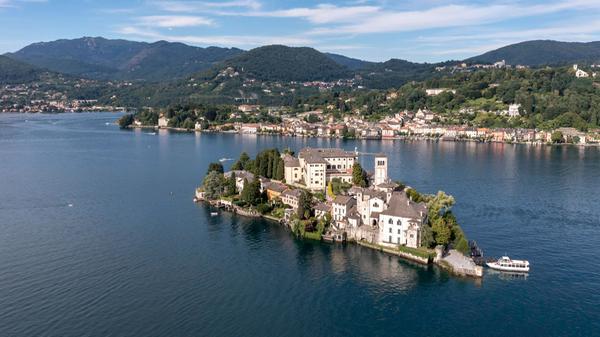 <p>Der wohl letzte Geheimtipp Italiens ist der <strong>Lago D'Orta</strong> unweit des bekannten Lago Maggiore. Etwas kleiner und authentischer als sein beliebter Nachbar präsentiert sich der See Urlauber, die mit dem PKW anreisen. Direkt am Ufer liegen kleine, friedliche Orte wie Orta San Giulio oder Omegna. Das Highlight des italienischen Feriendomizils ist die im See liegende Klosterinsel. Von Orta San Giulio im Osten des Sees legen regelmäßig kleine Fährboote in Richtung Insel ab. Die Fahrt kostet nur wenige Euro. Von München aus erreichen Autofahrer den Lago D'Orta in rund sechs Stunden, von Frankfurt am Main aus in rund 8 Stunden.</p>