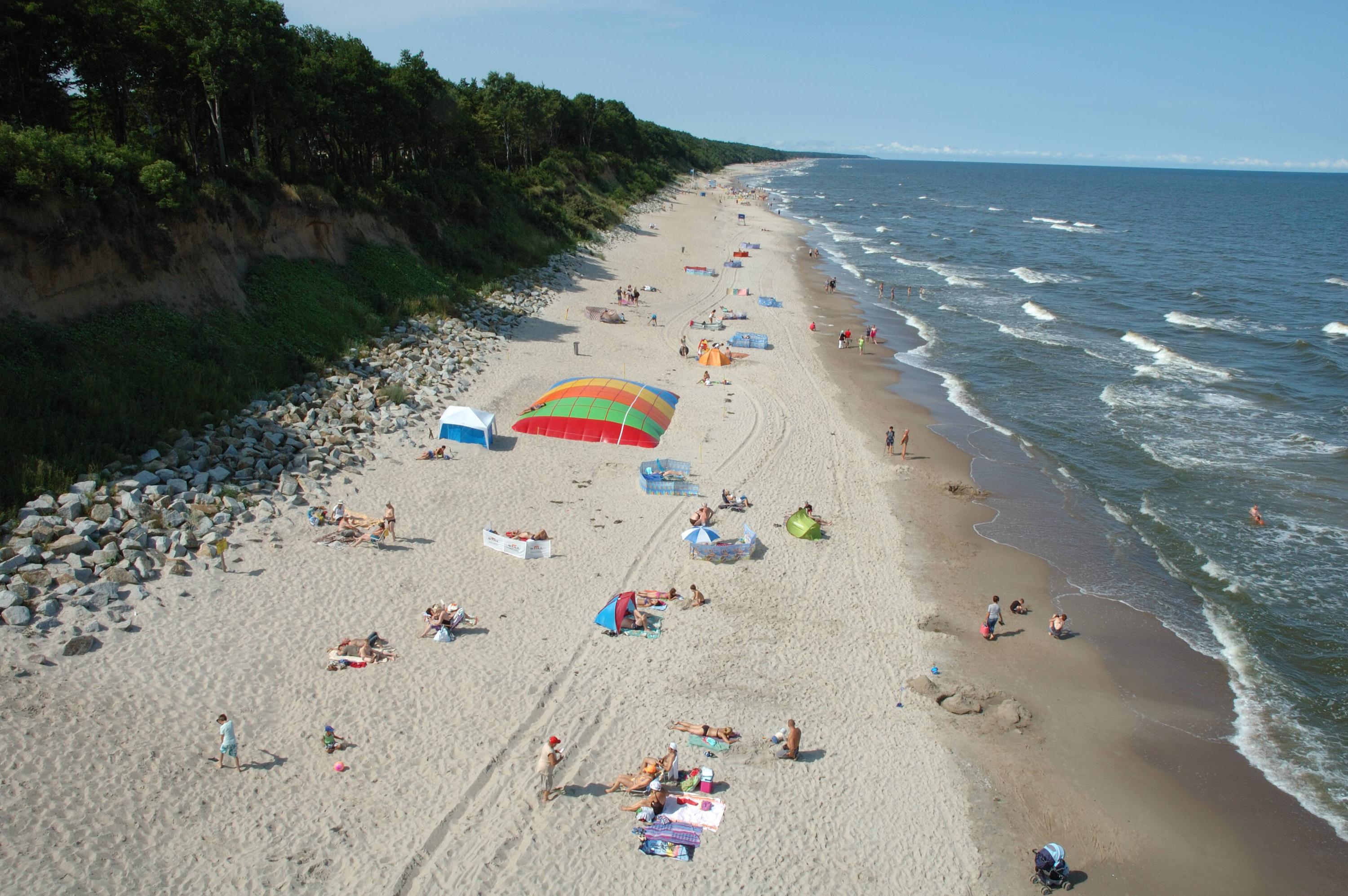 <p>Wer auf der Suche nach einem Schnäppchen ist, hat an der <strong>polnischen Ostsee</strong> gute Chancen. Im Vergleich zur deutschen Seite des Meeres sind vor allem Unterkünfte und Gastronomie deutlich günstiger. Reisende genießen hier ebenfalls Dünenlandschaften, kilometerlange Sandstrände und Steilküstenabschnitte. Besonders Familien freuen sich über gute Angebote. Berliner erreichen die Küste bereits ab rund drei Stunden mit dem Auto. Von Frankfurt am Main dauert die Anfahrt mit mehr als acht Stunden zwar deutlich länger, ist aber durchaus an einem Tag machbar. <br>
 </p>
