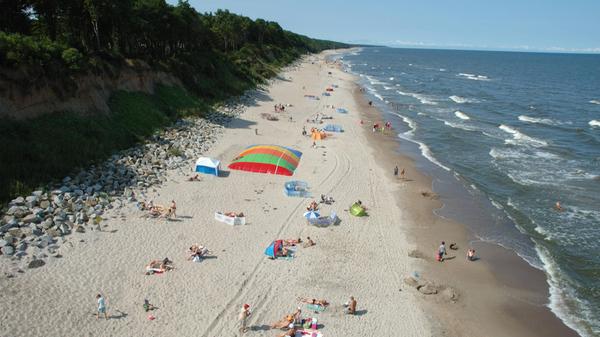 <p>Wer auf der Suche nach einem Schnäppchen ist, hat an der <strong>polnischen Ostsee</strong> gute Chancen. Im Vergleich zur deutschen Seite des Meeres sind vor allem Unterkünfte und Gastronomie deutlich günstiger. Reisende genießen hier ebenfalls Dünenlandschaften, kilometerlange Sandstrände und Steilküstenabschnitte. Besonders Familien freuen sich über gute Angebote. Berliner erreichen die Küste bereits ab rund drei Stunden mit dem Auto. Von Frankfurt am Main dauert die Anfahrt mit mehr als acht Stunden zwar deutlich länger, ist aber durchaus an einem Tag machbar. <br>
</p>