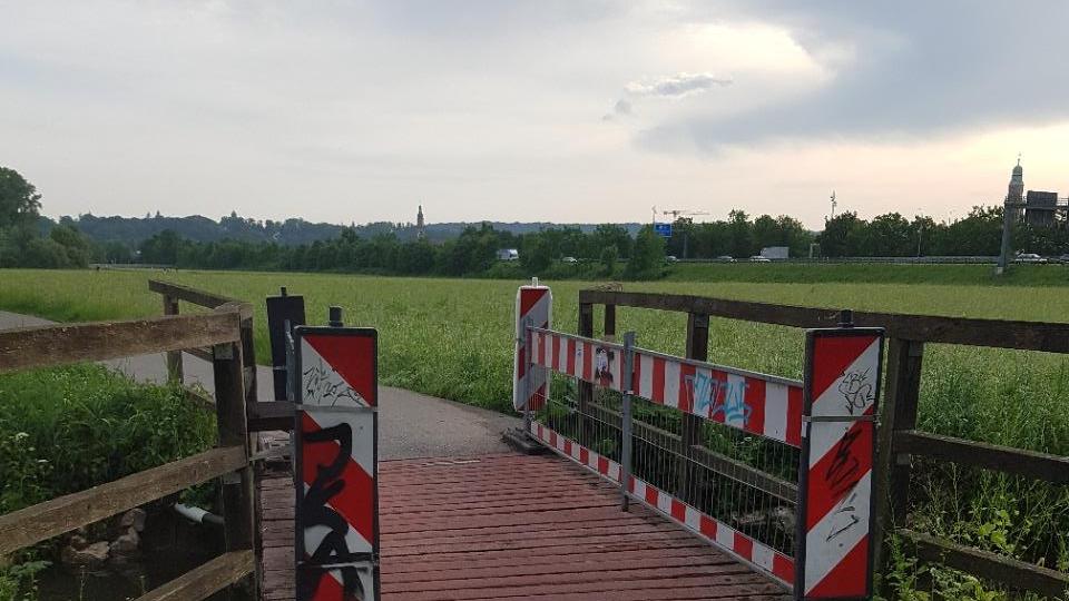 Die Brücke über den Röthelheimgraben in Erlangen soll bald durch einen Neubau ersetzt werden. Die Brücke über den Röthelheimgraben in Erlangen soll bald durch einen Neubau ersetzt werden.