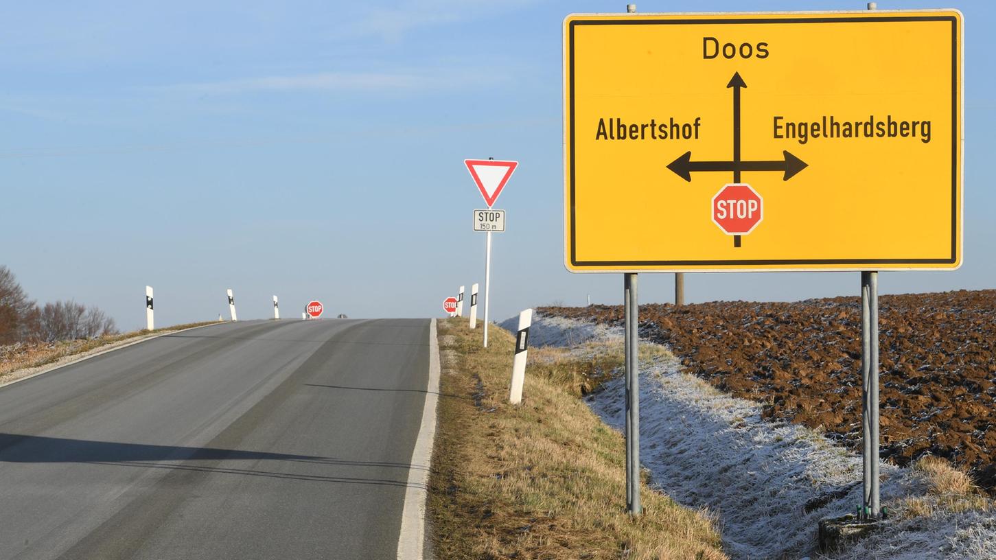 An der Kreuzung Doos / Engelharsberg ist zwar nicht viel Verkehr, trotzdem passieren immer wieder schwere Unfälle. Ein Kreisel soll jetzt Abhilfe schaffen.
An der Kreuzung Doos / Engelharsberg ist zwar nicht viel Verkehr, trotzdem passieren immer wieder schwere Unfälle. Ein Kreisel soll jetzt Abhilfe schaffen.