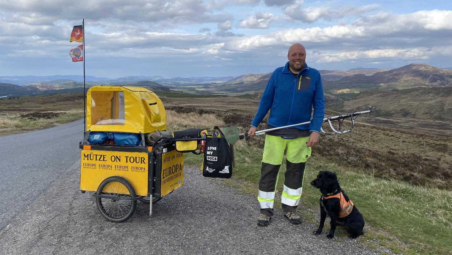 Ein Jahr nach seinem Aufenthalt in Pilsach sind Weltenbummler Karsten "Mütze" Rinck und sein Hund Lotte auf den britischen Inseln unterwegs. Im Mai ging er über den Pass des Lecht in Schottland.