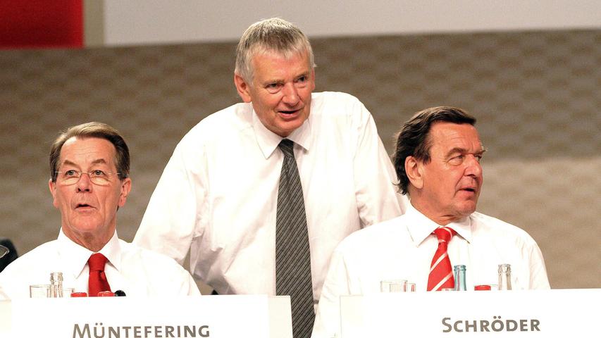 Gerhard Schröder (re.) im Gespräch mit Franz Müntefering (li.) und Otto Schily auf dem Außerordentlichen Bundesparteitag der SPD in Berlin.
