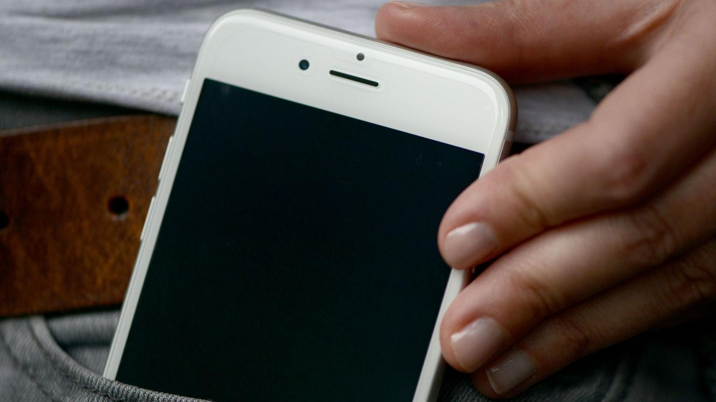 Hitzestau und Feuchtigkeit: Bei großer Hitze fühlen sich Smartphones in Hosentaschen gar nicht wohl. Hitzestau und Feuchtigkeit: Bei großer Hitze fühlen sich Smartphones in Hosentaschen gar nicht wohl.