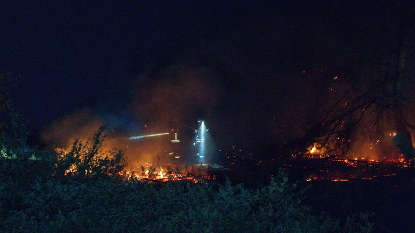 In der Nacht auf Donnerstag (21.07.2022) kam es bei Oberhaid (Lkr. Bamberg) zu einem Wald-und Flächenbrand. Auf circa 5.000 Quadratmetern brannten auf einem Wochenendgrundstück direkt am Waldrand Bäume und Sträucher lichterloh. Vor Ort waren 65 Einsatzkräfte der Feuerwehr an den Löschmaßnahmen beteiligt. Ein Übergreifen auf den Hauptwald konnte verhindert werden. Foto: NEWS5 / Merzbach Weitere Informationen... https://www.news5.de/news/news/read/24105