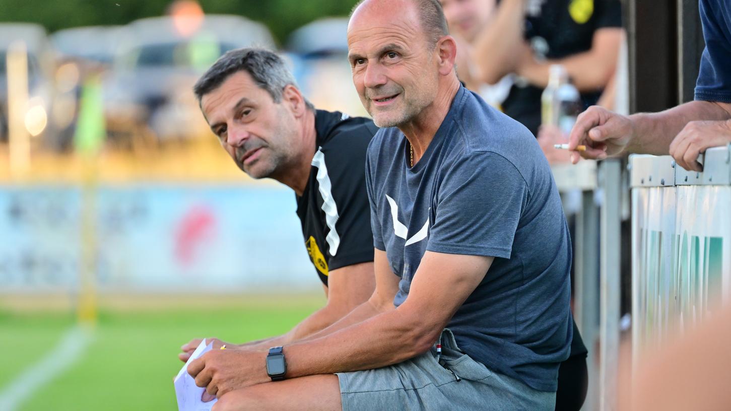 Thomas Brunner (rechts) hat an der Seitenlinie des SV Lauterhofen Spaß, auch wenn ein Testspiel gegen den ASV Neumarkt mit 0:6 endet.
Thomas Brunner (rechts) hat an der Seitenlinie des SV Lauterhofen Spaß, auch wenn ein Testspiel gegen den ASV Neumarkt mit 0:6 endet.