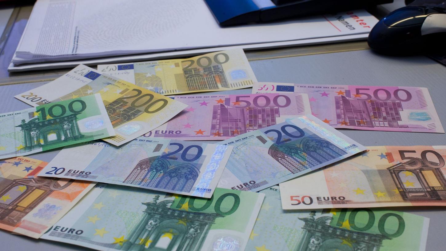 Wer weiß, wie moderne Euro-Noten aussehen, kann bei falschen Scheinen schnell reagieren.