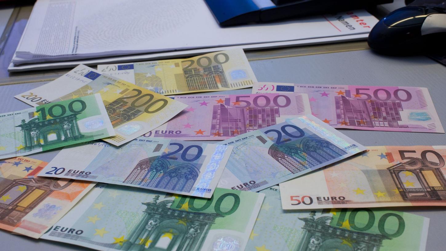 Wer weiß, wie moderne Euro-Noten aussehen, kann bei falschen Scheinen schnell reagieren. Wer weiß, wie moderne Euro-Noten aussehen, kann bei falschen Scheinen schnell reagieren.