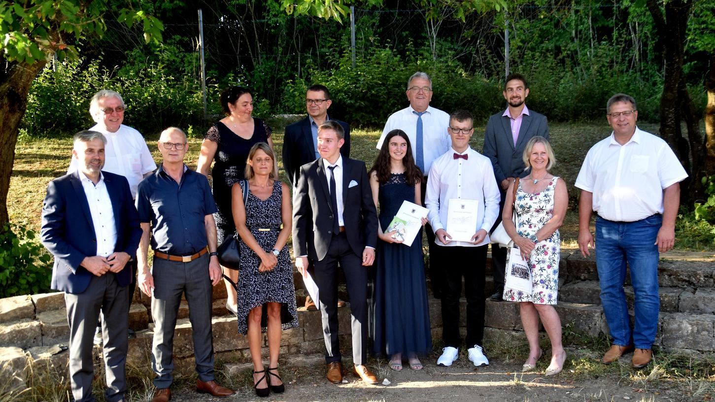 Die drei besten Schüler, eingerahmt von den Honoratioren.
Die drei besten Schüler, eingerahmt von den Honoratioren.