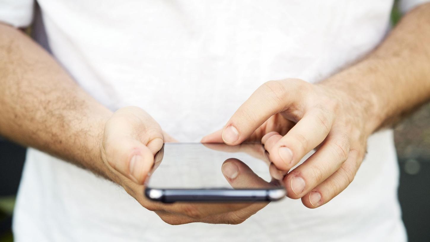 Mit dem Handy auf Reisen: Auch im EU-Ausland drohen Kostenfallen - durch Sonderrufnummern. Mit dem Handy auf Reisen: Auch im EU-Ausland drohen Kostenfallen - durch Sonderrufnummern.