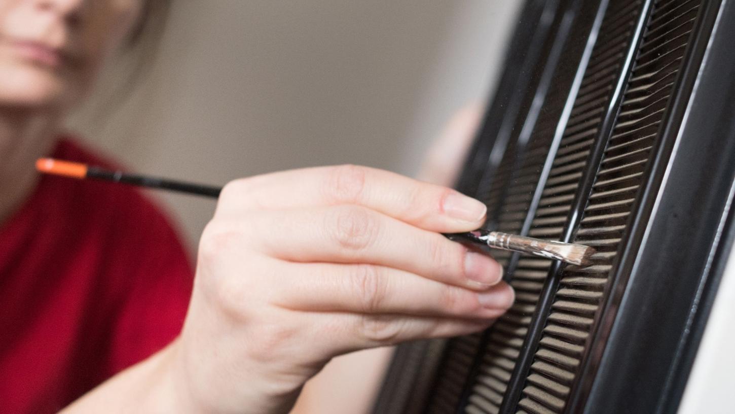 Energie sparen: Lüftungsgitter am Kühlschrank abstauben, Gerät kühl stellen