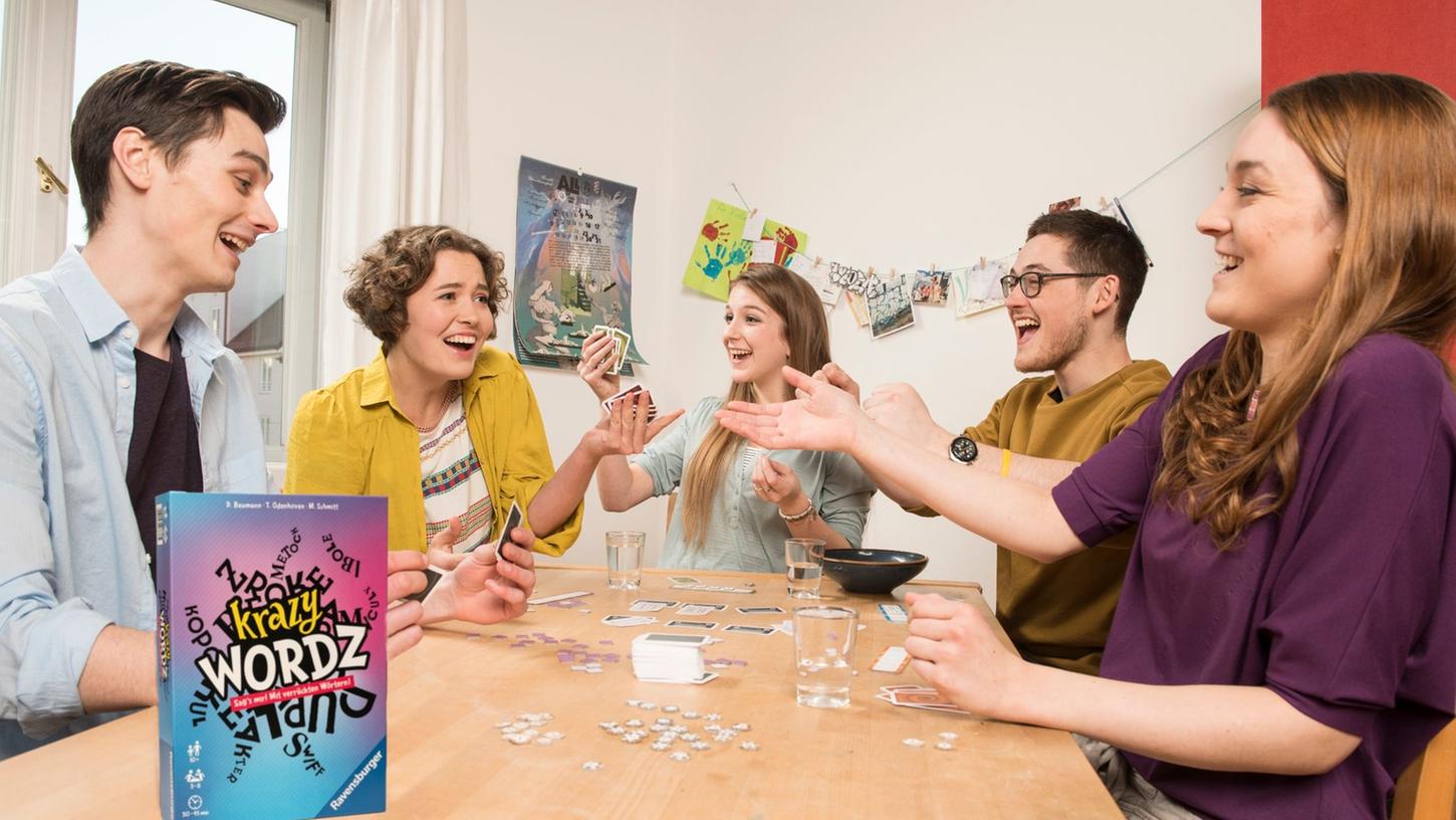 Beim Spiel "Krazy Wordz" müssen aus sechs zufällig gezogenen Konsonanten und drei Vokalen passende Wörter gebildet werden. Beim Spiel "Krazy Wordz" müssen aus sechs zufällig gezogenen Konsonanten und drei Vokalen passende Wörter gebildet werden.