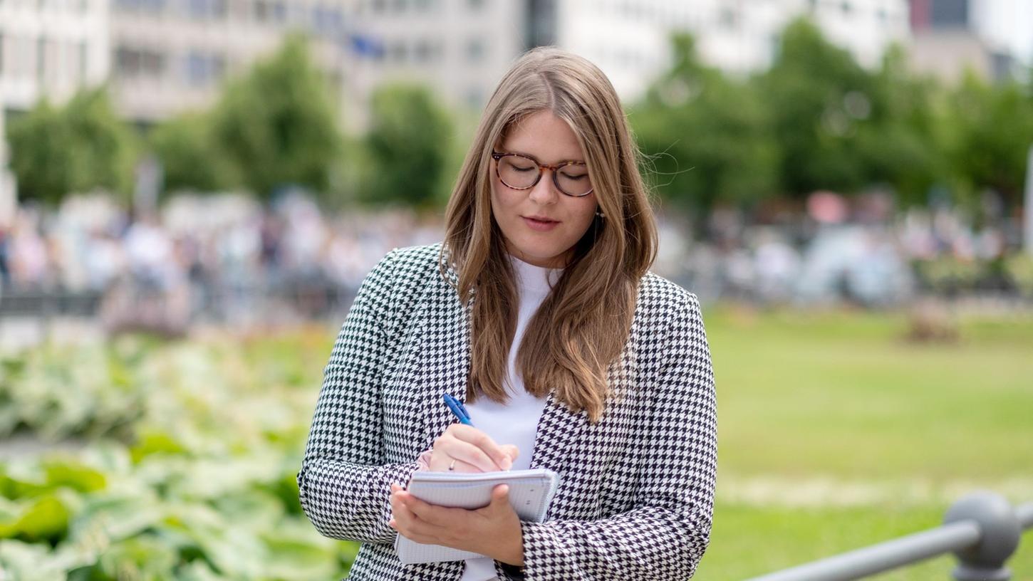 Mit Sorgfalt und Verantwortung: Als angehende Immobilienbewerterin lernt Marie-Sophie Janßen, welche Faktoren den Wert einer Immobilie wie beeinflussen. Mit Sorgfalt und Verantwortung: Als angehende Immobilienbewerterin lernt Marie-Sophie Janßen, welche Faktoren den Wert einer Immobilie wie beeinflussen.