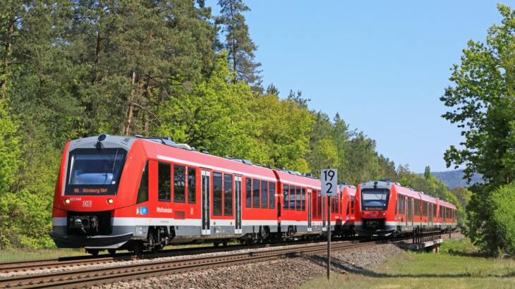 Auf Züge und auch einen funktionierenden Schienenersatzverkehr wartet man im oberen Pegnitztal gerade vergebens. Hier ein Symbolbild einer Zugbegegnung an der Einfahrt des Bahnhofes Neunkirchen.
