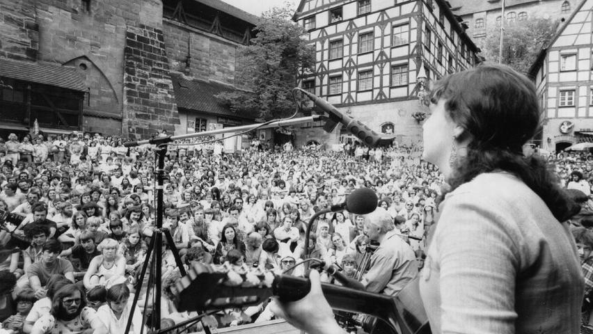 Das 2. Bardentreffen anno 1977: Allein etwa 5000 Menschen drängten sich zu Füßen der Kaiserburg auf dem Platz vor dem Tiergärtnertor.