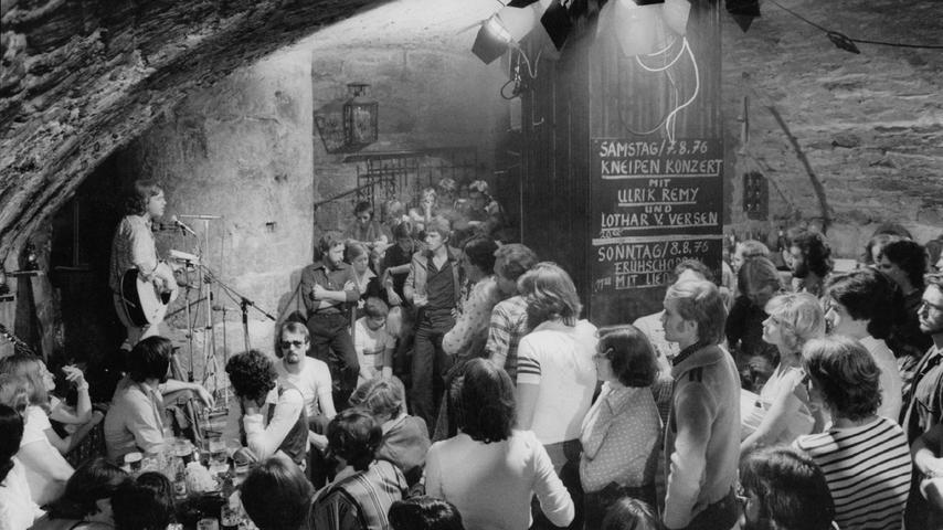 Ein Mann mit Gitarre, ein schummriger Keller, junges Publikum in 70er Jahre Mode: Bei der Geburtsstunde 1976 wurde im Schmelztiegel musiziert.
