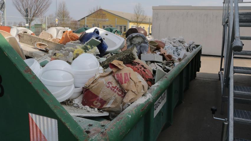 Bauschutt kann gegen eine Gebühr in den Wertstoffhöfen Bad Windsheim, Burghaslach, Scheinfeld und Uffenheim abgegeben werden.
Bauschutt kann gegen eine Gebühr in den Wertstoffhöfen Bad Windsheim, Burghaslach, Scheinfeld und Uffenheim abgegeben werden.