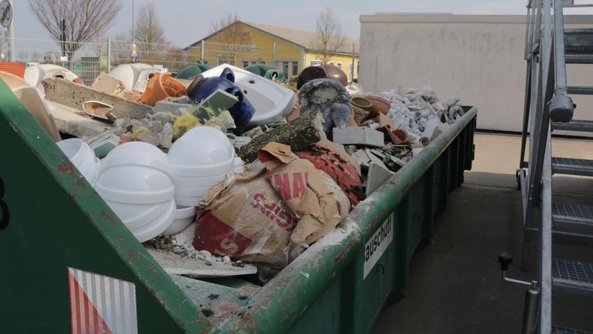 Bauschutt kann gegen eine Gebühr in den Wertstoffhöfen Bad Windsheim, Burghaslach, Scheinfeld und Uffenheim abgegeben werden.