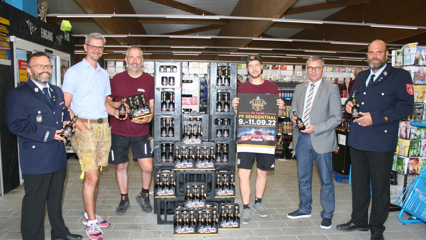 Freuten sich über das gelungen Fest-Pils, (v. li. n. re.) 1. Kommandant Bastian Wittmann, Brauereichef Franz Xaver Gloßner, Getränkemarktbesitzer Peter Hollweck, Marktleiter Florian Weinelt, Schirmherr Bürgermeister Werner Brandenburger und Festleiter und 2. Kommandant Stephan Kratzer Freuten sich über das gelungen Fest-Pils, (v. li. n. re.) 1. Kommandant Bastian Wittmann, Brauereichef Franz Xaver Gloßner, Getränkemarktbesitzer Peter Hollweck, Marktleiter Florian Weinelt, Schirmherr Bürgermeister Werner Brandenburger und Festleiter und 2. Kommandant Stephan Kratzer
