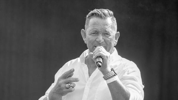 Mit nur 52 Jahren ist der Sänger und ehemaliger Schauspieler Alex Zapato überraschend verstorben, teilte die Familie des Musikers über Instagram mit. Seit 2018 trat der Ballermann-Sänger regelmäßig in seiner Wahlheimat Mallorca auf.