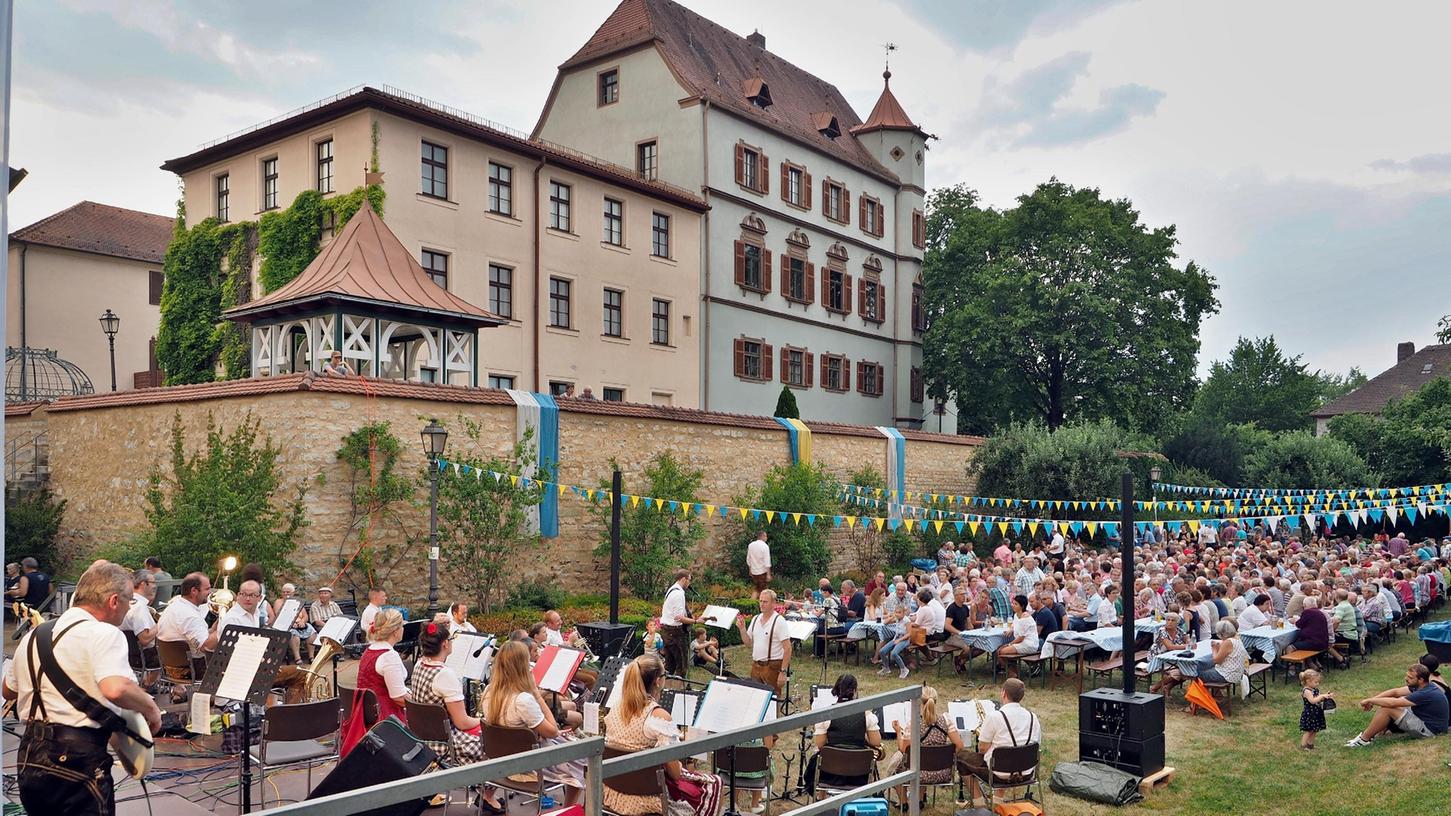 Vor der einladenden Schloss-Kulisse in Treuchtlingen findet nun erneut ein bayerischer Abend statt.
