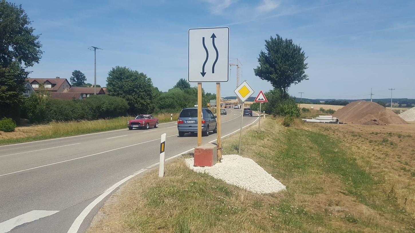 Trotz der zweispurigen Baustellenumfahrung halten sich die Verkehrseinschränkungen auf der Staatsstraße 2230 in Grenzen. Trotz der zweispurigen Baustellenumfahrung halten sich die Verkehrseinschränkungen auf der Staatsstraße 2230 in Grenzen.
