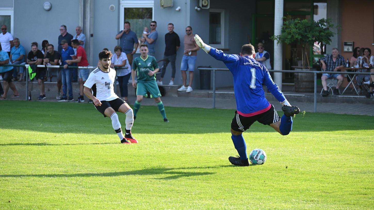 Wolframs-Eschenbachs Torhüter Florian Lutz beim Abschlag im Derby gegen die Gäste aus Ornbau. Die Spielvereinigung unterlag mit 1:2, revanchierte sich aber im Rückspiel.
Wolframs-Eschenbachs Torhüter Florian Lutz beim Abschlag im Derby gegen die Gäste aus Ornbau. Die Spielvereinigung unterlag mit 1:2, revanchierte sich aber im Rückspiel.