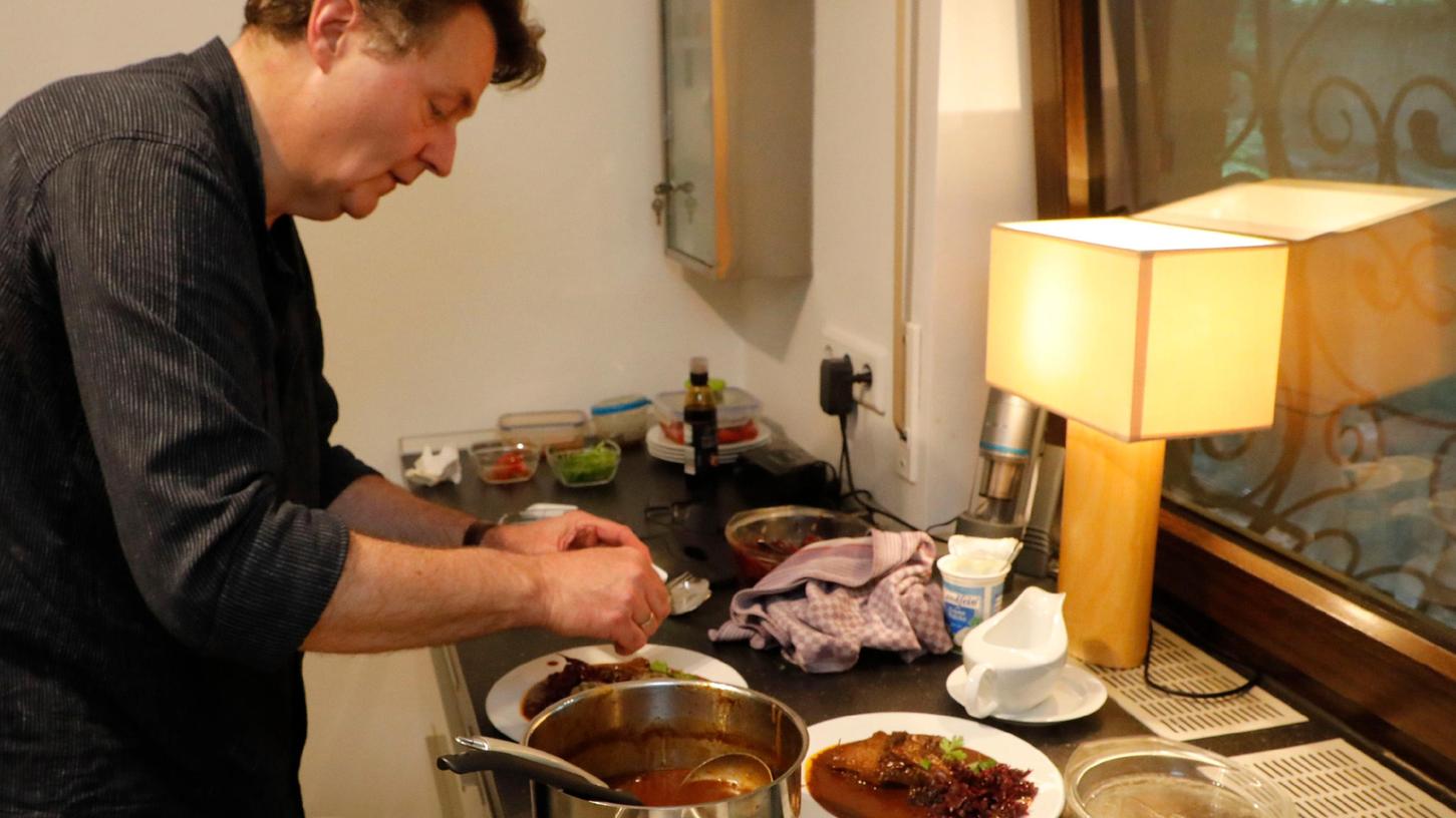 Kochen macht Michael Frieser Spaß. Hier legt er letzte Hand an den Sauerbraten mit Rotkohl.

