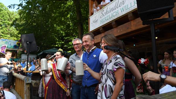 Endlich wieder Annafest! Mit dem offiziellen Anstich des ersten Bierfasses am Freitagnachmittag ist der Startschuss gefallen. Elf Tage lang wird im Kellerwald wieder gefeiert, getrunken und getanzt.