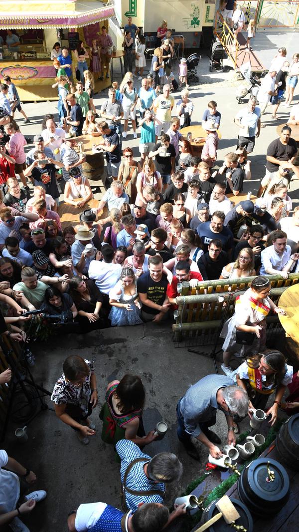 Endlich wieder Annafest! Mit dem offiziellen Anstich des ersten Bierfasses am Freitagnachmittag ist der Startschuss gefallen. Elf Tage lang wird im Kellerwald wieder gefeiert, getrunken und getanzt.