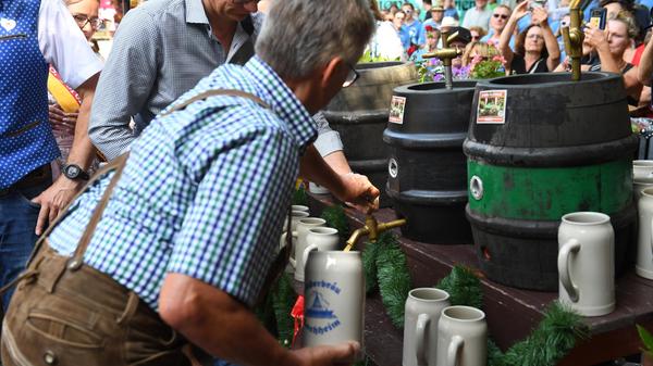 Endlich wieder Annafest! Mit dem offiziellen Anstich des ersten Bierfasses am Freitagnachmittag ist der Startschuss gefallen. Elf Tage lang wird im Kellerwald wieder gefeiert, getrunken und getanzt.